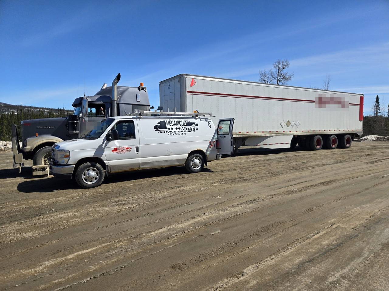 Camion lourd et semi-remorque avec la fourgonnette de service